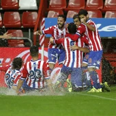 Los jugadores del Sporting celebran el primer gol del partido Los jugadores del Sporting celebran el primer gol del partido