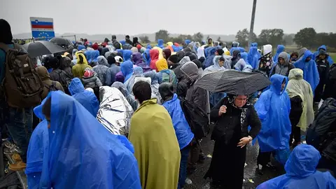 Refugiados bajo la lluvia en la frontera Refugiados bajo la lluvia en la frontera