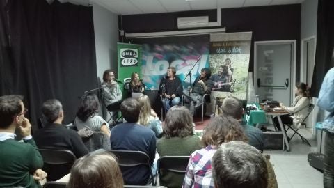 Susana Pedreira,Carlos Pereiro entrevista a Uxia e a Narf no local de m&uacute;sica de Pontevedra.