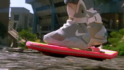 El aeropatín y las zapatillas Nike de Marty McFly, en Regreso al Futuro El aeropatín y las zapatillas Nike de Marty McFly, en Regreso al Futuro