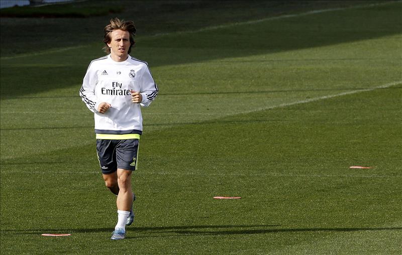 Modric entrena con el grupo y podría viajar a París Modric entrena con el grupo y podría viajar a París