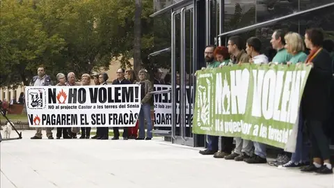 Concentración ante los juzgados de Vinarós de las plataformas ciudadanas en contra del Proyecto Castor Concentración ante los juzgados de Vinarós de las plataformas ciudadanas en contra del Proyecto Castor