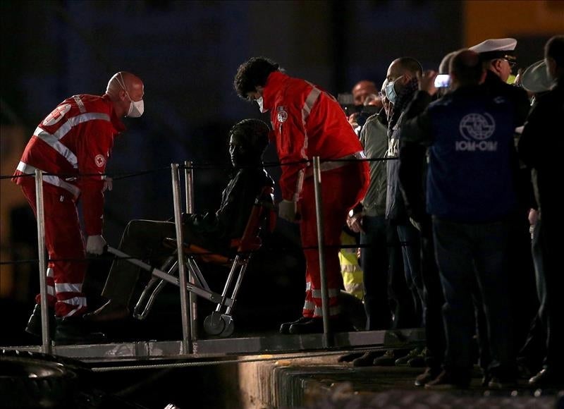 Ocho inmigrantes muertos y 633 rescatados cuando trataban de llegar a Italia Ocho inmigrantes muertos y 633 rescatados cuando trataban de llegar a Italia