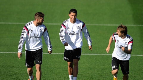 Ramos, Modric y Cristiano se ejercitan durante un entrenamiento con el Madrid