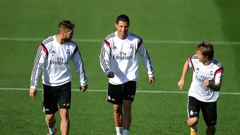 Ramos, Modric y Cristiano se ejercitan durante un entrenamiento con el Madrid Ramos, Modric y Cristiano se ejercitan durante un entrenamiento con el Madrid