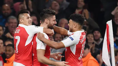 Giroud celebra su gol contra el Bayern con sus compañeros Giroud celebra su gol contra el Bayern con sus compañeros