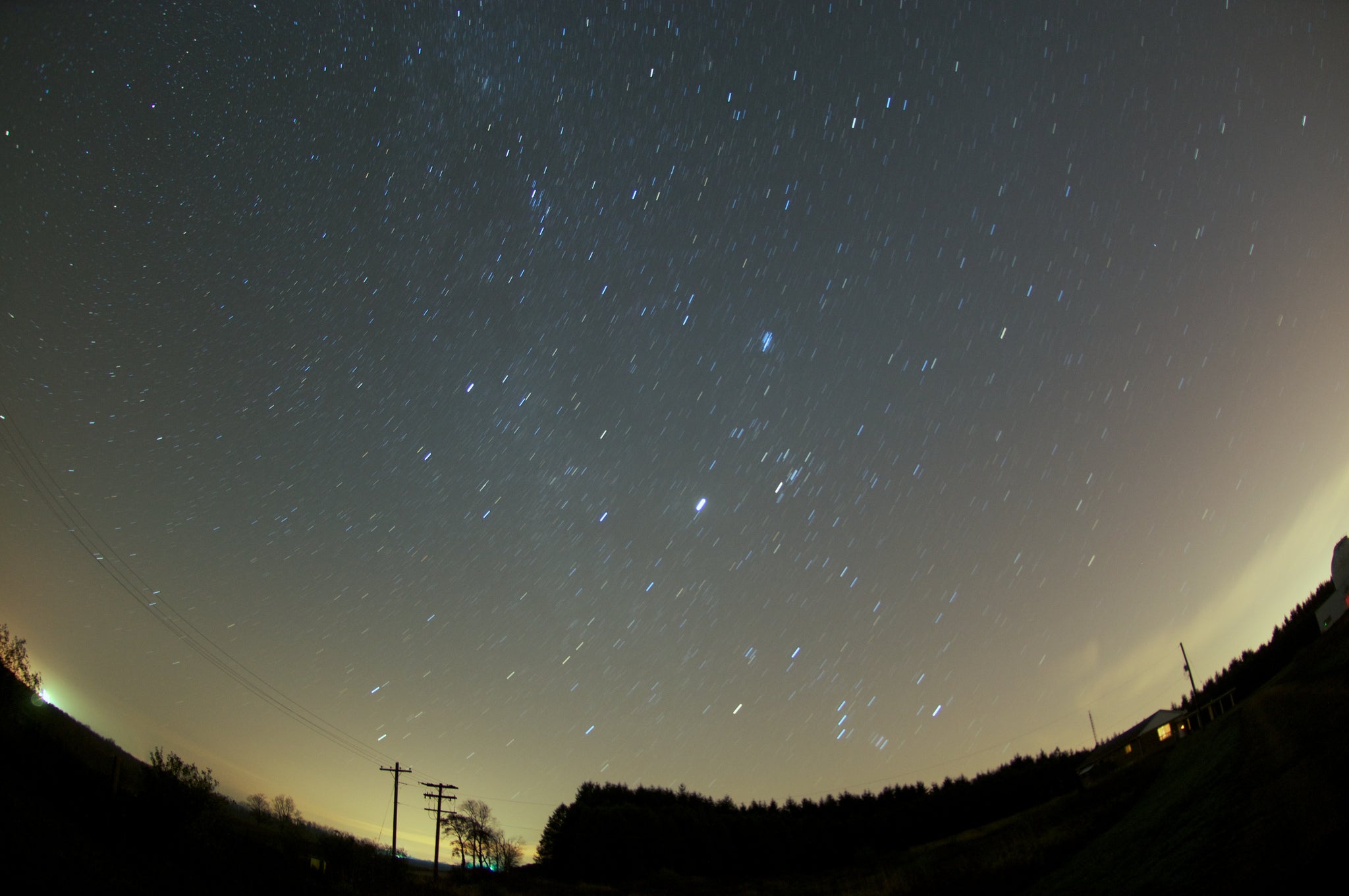 El cielo de otoño asoma cargado de planetas, lluvia de estrellas y luna llena El cielo de otoño asoma cargado de planetas, lluvia de estrellas y luna llena