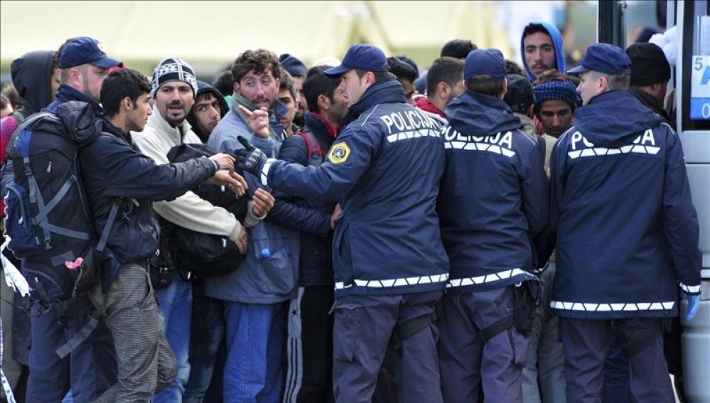 Miles de refugiados pasan la noche al raso atrapados entre Serbia y Eslovenia