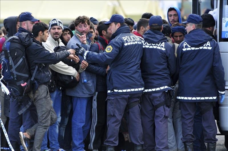 Miles de refugiados pasan la noche al raso atrapados entre Serbia y Eslovenia Miles de refugiados pasan la noche al raso atrapados entre Serbia y Eslovenia