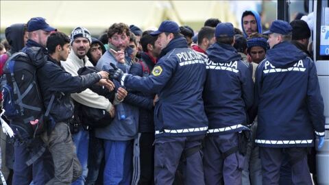 Miles de refugiados pasan la noche al raso atrapados entre Serbia y Eslovenia