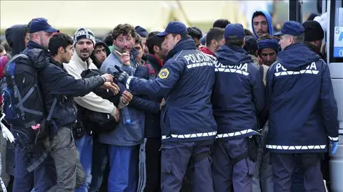 Miles de refugiados pasan la noche al raso atrapados entre Serbia y Eslovenia Miles de refugiados pasan la noche al raso atrapados entre Serbia y Eslovenia