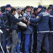 Miles de refugiados pasan la noche al raso atrapados entre Serbia y Eslovenia