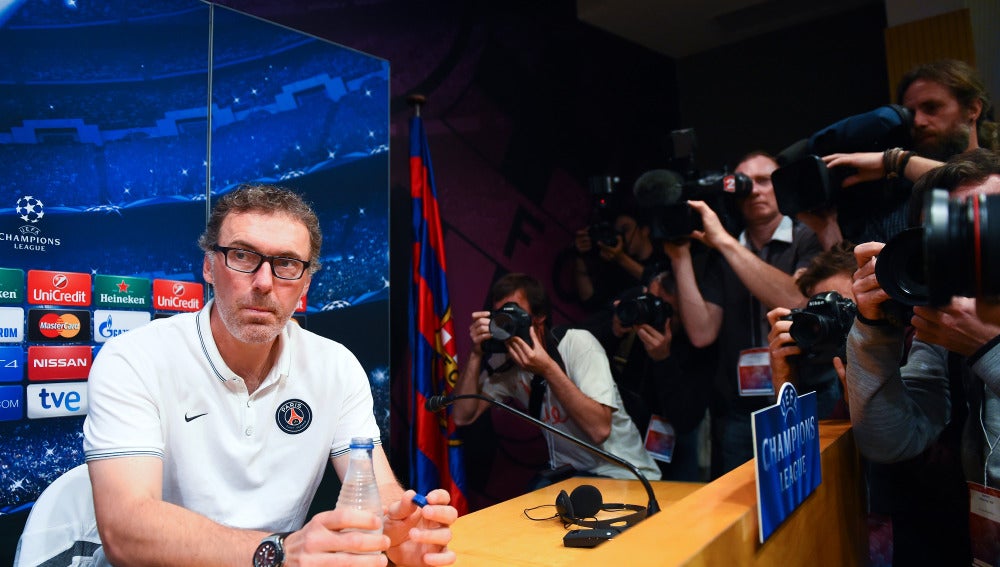 Laurent Blanc, técnico del PSG, en rueda de prensa