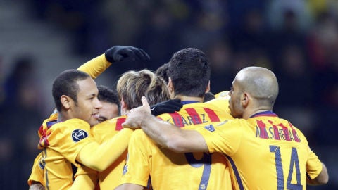Los jugadores del Barcelona celebran el primer gol de Rakitic