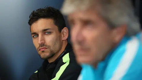 Jesús Navas, en rueda de prensa del City junto a Pelligrini Jesús Navas, en rueda de prensa del City junto a Pelligrini