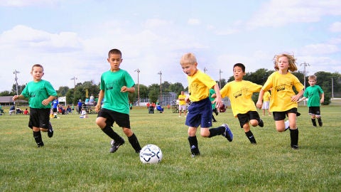 Ni&ntilde;os jugando al f&uacute;tbol