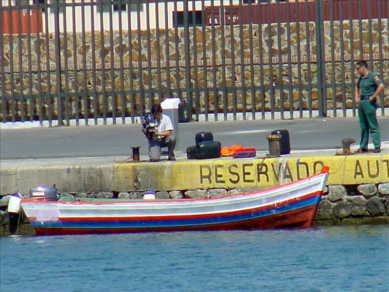 Un muerto y un desaparecido al volcar una patera en el litoral de Ceuta Un muerto y un desaparecido al volcar una patera en el litoral de Ceuta