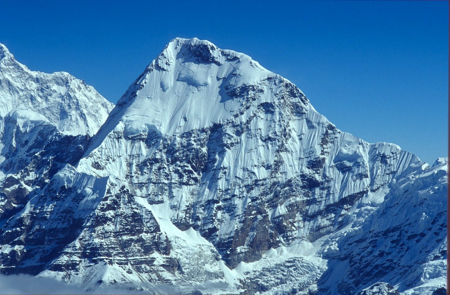 Aventura: Iñurrategi, Zabalza y Vallejo hacen cima en Chamlang Aventura: Iñurrategi, Zabalza y Vallejo hacen cima en Chamlang