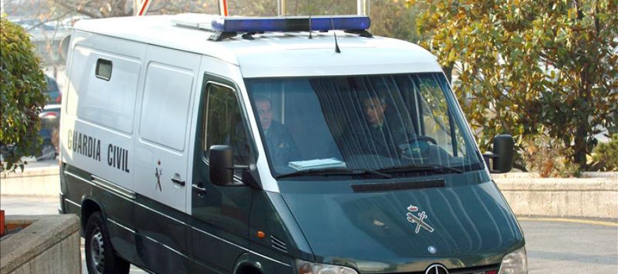 Detenido tesorero de CDC y registran sede por presunto cobro de comisiones Una furgoneta de la Guardia Civil. Detenido tesorero de CDC y registran sede por presunto cobro de comisiones Una furgoneta de la Guardia Civil.