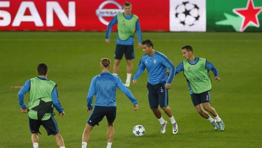 Cristiano Ronaldo conduce el balón en el entrenamiento