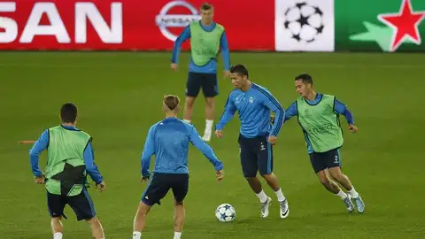 Cristiano Ronaldo conduce el balón en el entrenamiento