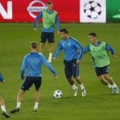 Cristiano Ronaldo conduce el balón en el entrenamiento