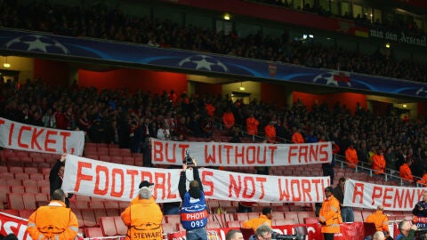Aficionados del Bayern de M&uacute;nich protestan por el alto precio de las entradas en el Emirates Stadium