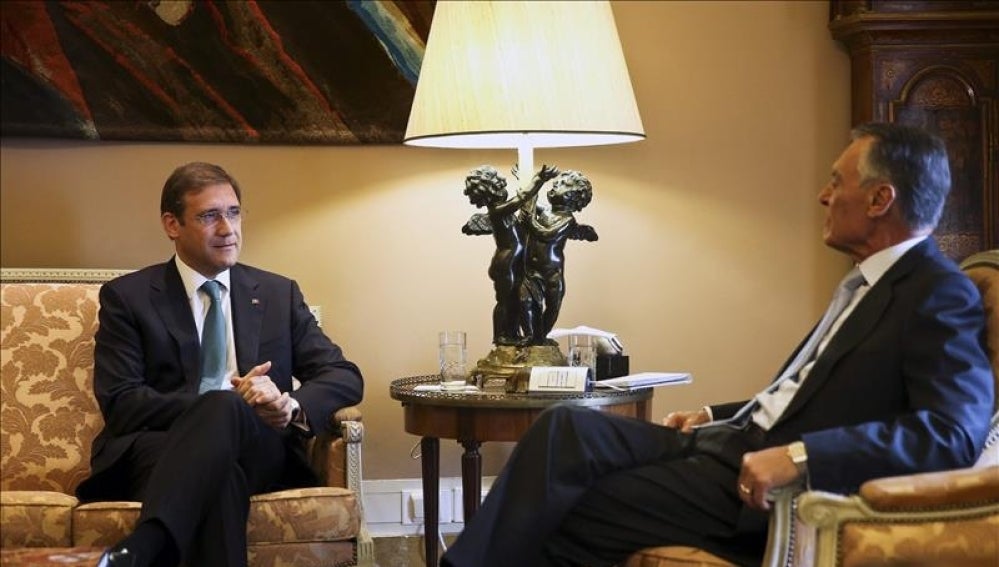 El presidente portugués, Aníbal Cavaco Silva (d), ayer durante la reunión con el primer ministro en funciones, Pedro Passos Coelho, en Lisboa