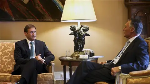 El presidente portugués, Aníbal Cavaco Silva (d), ayer durante la reunión con el primer ministro en funciones, Pedro Passos Coelho, en Lisboa El presidente portugués, Aníbal Cavaco Silva (d), ayer durante la reunión con el primer ministro en funciones, Pedro Passos Coelho, en Lisboa