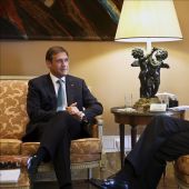 El presidente portugués, Aníbal Cavaco Silva (d), ayer durante la reunión con el primer ministro en funciones, Pedro Passos Coelho, en Lisboa