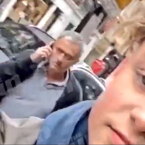 Mourinho empuja a un niño en plena calle Mourinho empuja a un niño en plena calle