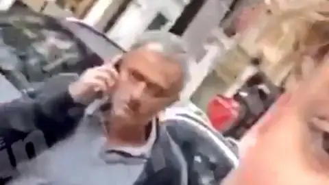 Mourinho empuja a un niño en plena calle Mourinho empuja a un niño en plena calle