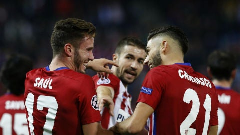 Sa&uacute;l celebra su gol junto a Carrasco