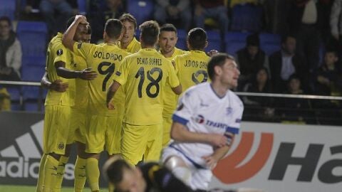 Los jugadores del Villarreal celebran el gol de Bakambu
