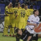 Los jugadores del Villarreal celebran el gol de Bakambu