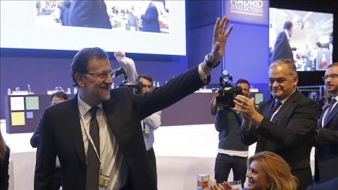 El presidente del Gobierno, Mariano Rajoy, saluda en el PPE.