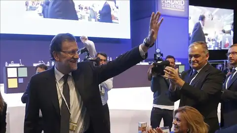 El presidente del Gobierno, Mariano Rajoy, saluda en el PPE. El presidente del Gobierno, Mariano Rajoy, saluda en el PPE.