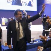 El presidente del Gobierno, Mariano Rajoy, saluda en el PPE.