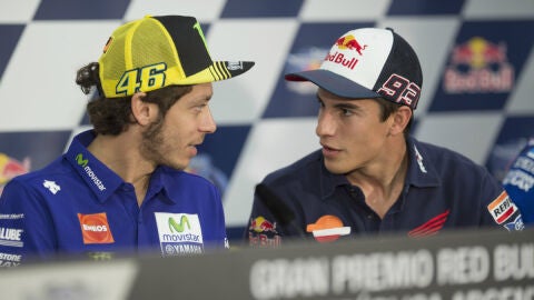 Valentino Rossi dialoga con Marc M&aacute;rquez