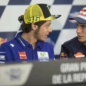 Valentino Rossi dialoga con Marc Márquez Valentino Rossi dialoga con Marc Márquez