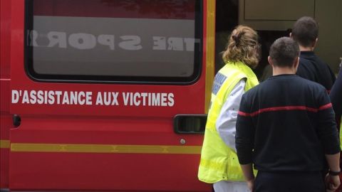 Al menos 42 muertos en un accidente entre un autob&uacute;s y un cami&oacute;n en FranciaServicios de emergencia en el lugar d eun accidente en Francia