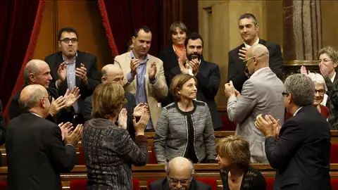 Diputados de Junts pel Sí aplauden a Forcadell Diputados de Junts pel Sí aplauden a Forcadell