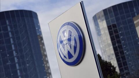 El logotipo de Volkswagen en la ciudad del autom&oacute;vil en Wolfsburgo 