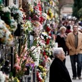 En España los cementerios se llenan de flores
