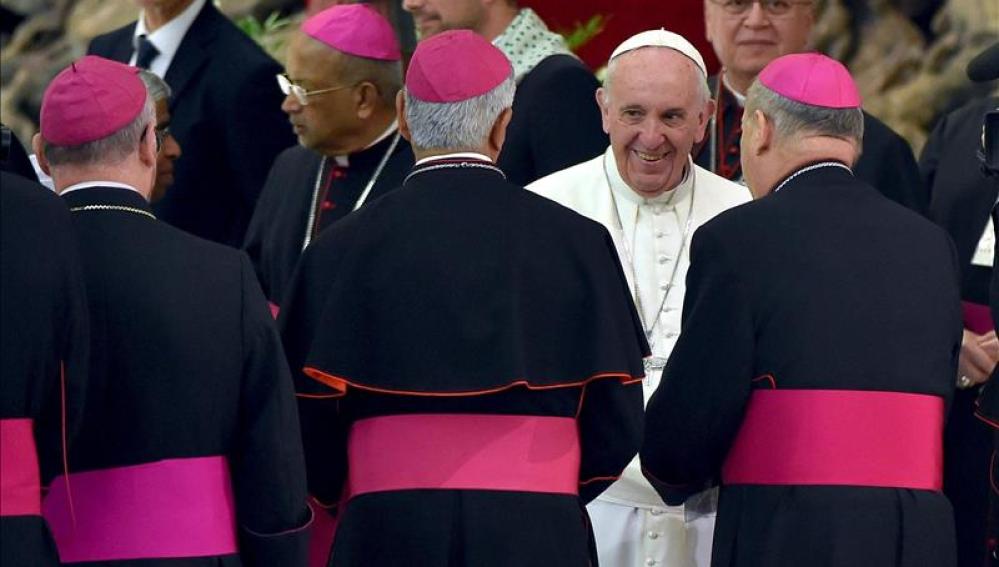 El papa francisco conversa con obispos