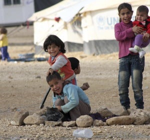 Varios niños sirios refugiados de la guerra Varios niños sirios refugiados de la guerra