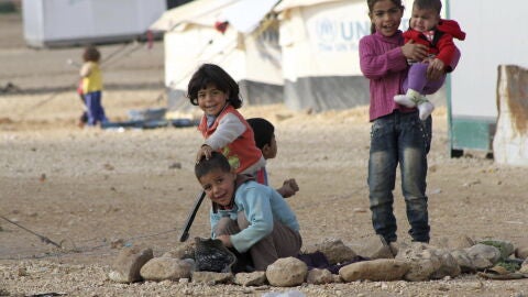 Varios ni&ntilde;os sirios refugiados de la guerra