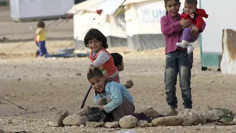 Varios niños sirios refugiados de la guerra Varios niños sirios refugiados de la guerra