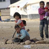 Varios niños sirios refugiados de la guerra