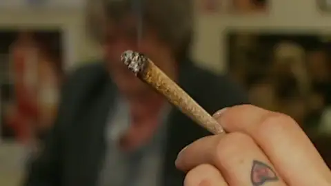 Una joven fumando cannabis Una joven fumando cannabis.